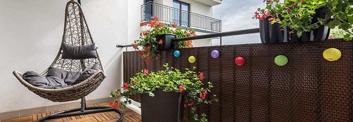 Hängestuhl auf Balkon mit Pflanzen